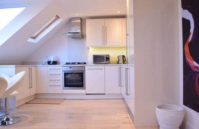 2 Bedroom Flat in West Hampstead with Great Transport Links