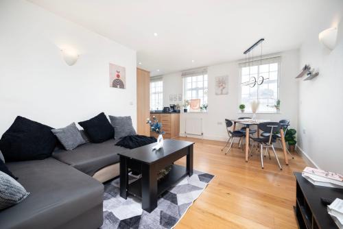 Stylish 2-Bed Flat 1 Min to Stockwell Tube Fast WiFi Easy Central London Access
