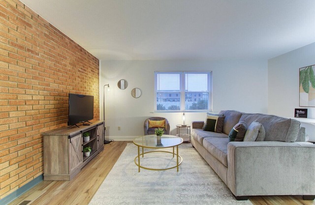Stylish 2BR Apt w/ Parking, Near Airport