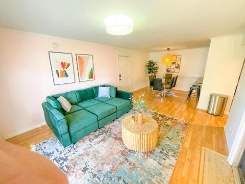 Stylish 2BR with Balcony and Optional Parking Near Vanderbilt & Broadway