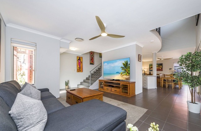 Stylish 3-Bed Townhouse with Courtyard & BBQ