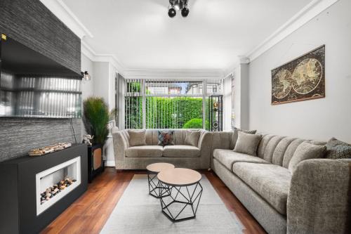 Stylish 3-BR Home-Driveway, Sky-TV-Free WiFi