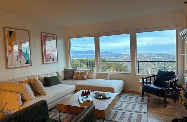 Stylish 5-bedroom house with amazing views and movie theater