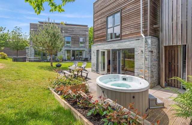 Elegante y contemporáneo propiedad que admite mascotas que cuenta con estufa de leña, patio con jacuzzi