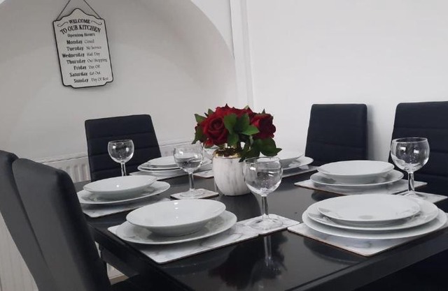 Stylish and homey 3 bedroom house with free parking & Wi-Fi