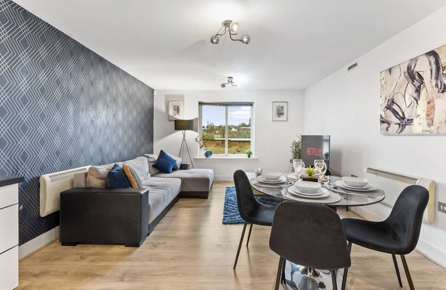 Stylish Apartment in Dewsbury with Parking