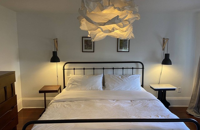 Stylish Apartment walk to Forsyth Park King Bed