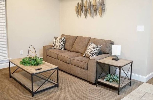 Stylish Apt 2 Beds 2 Baths Dedicated Workspace