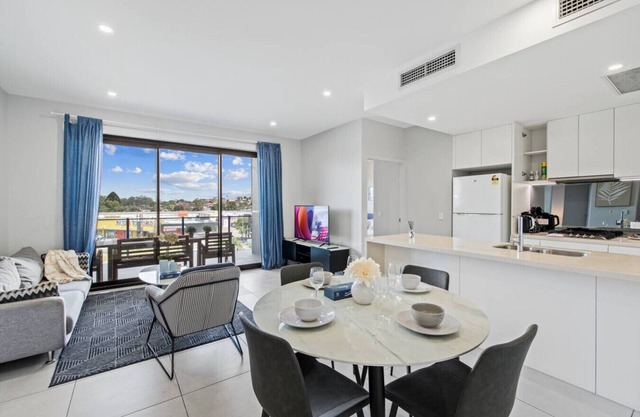 Stylish Apt w/Balcony Easy Access to Everywhere
