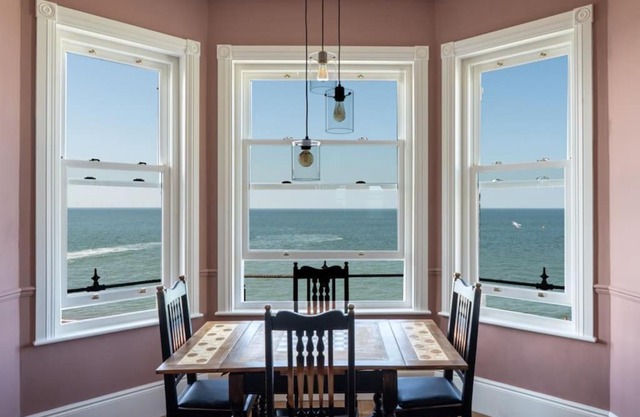 Stylish Beachfront Apartment, Sweeping Ocean Views and Luxury Touches