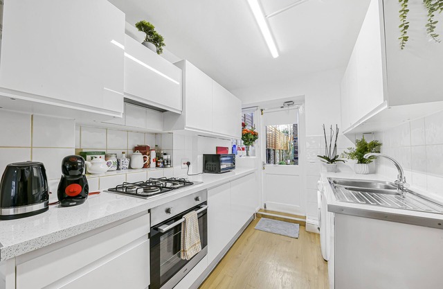 Stylish Central 2-bed Apartment With Pvt Garden