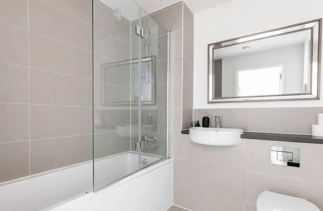 Stylish & Comfortable Top-Floor Flat in Harrow