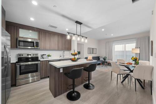 Stylish Condo, Walk to Dining, 5 Min to Beach