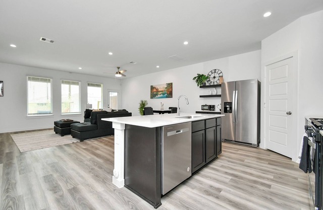 Stylish & Cozy 4 Beds - Near Downtown W/ Backyard