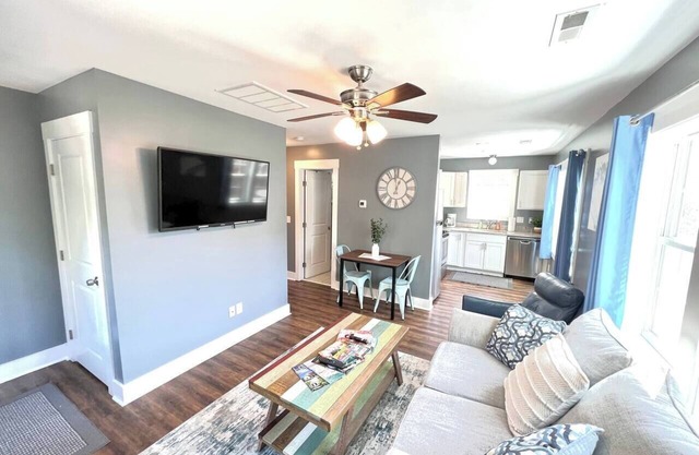 Stylish Cozy Tree House & Pet Friendly!