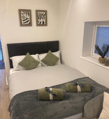 Stylish Detached Studio, Banstead with off street Parking