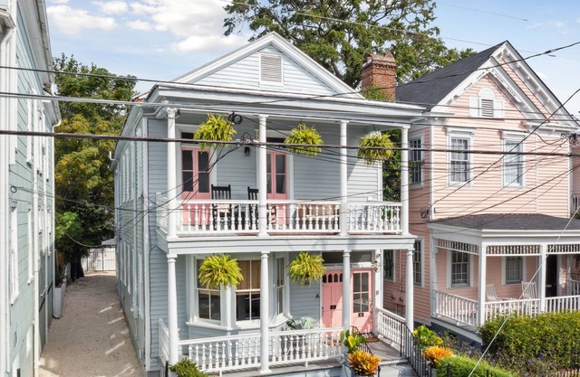 Stylish Downtown Home with 92 Walk Score - Sleeps 14