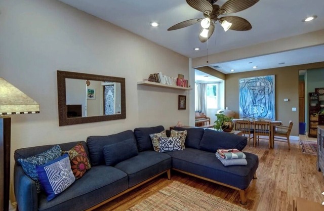 Stylish, Eclectic two bedroom Retreat Near Downtown & hospital
