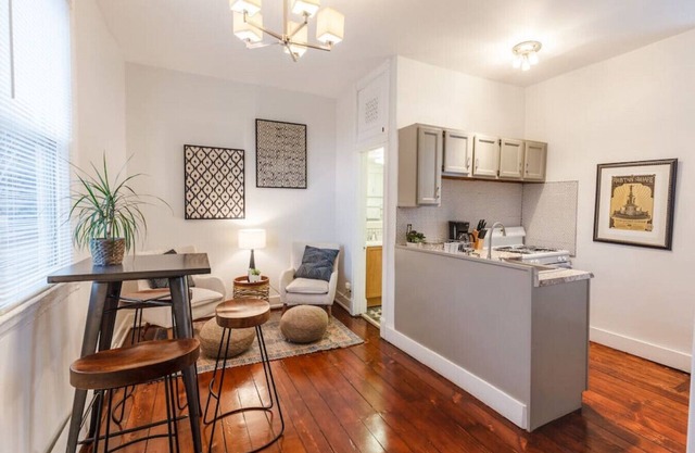 Stylish Flat in Walkable Downtown w/ Parking