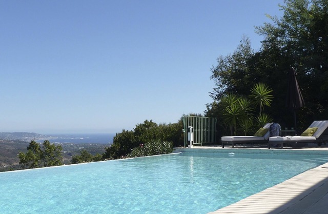 Villa elegantemente renovada con piscina infinita climatizada y vistas al mar en Cannes