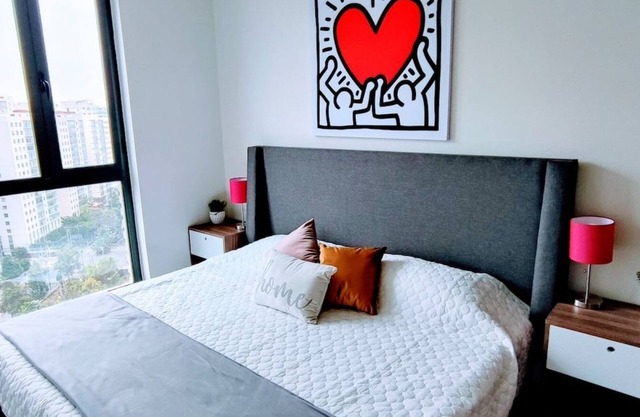 Stylish high-rise KS bed, pool, high speed WiFi!