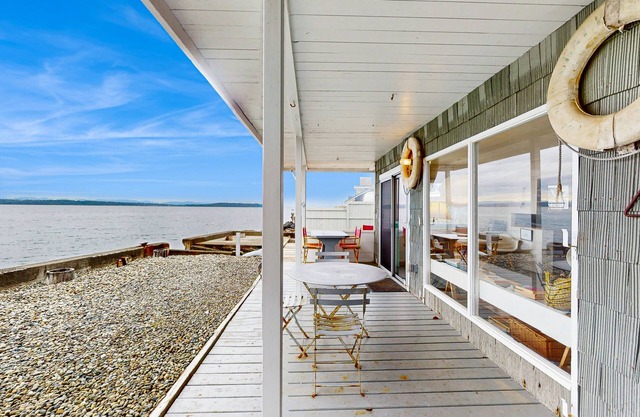 Elegante y privada casa junto al mar con fácil acceso a la playa, wifi gratis y vistas.