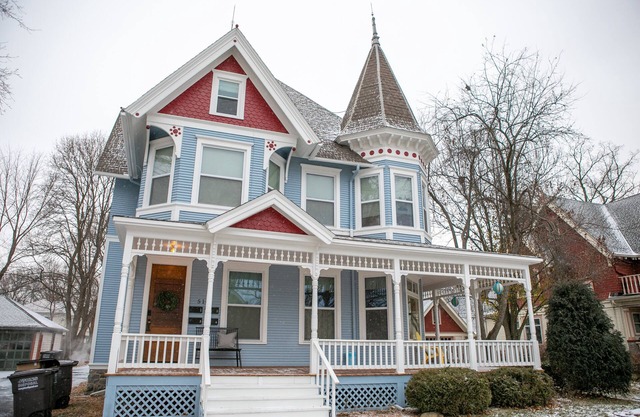 Stylish Historic Upper Steps from Downtown, Shops + Holiday Festivities