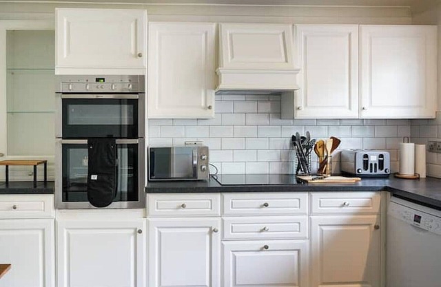 Stylish House Sleeps 9 With Free Parking in Putney