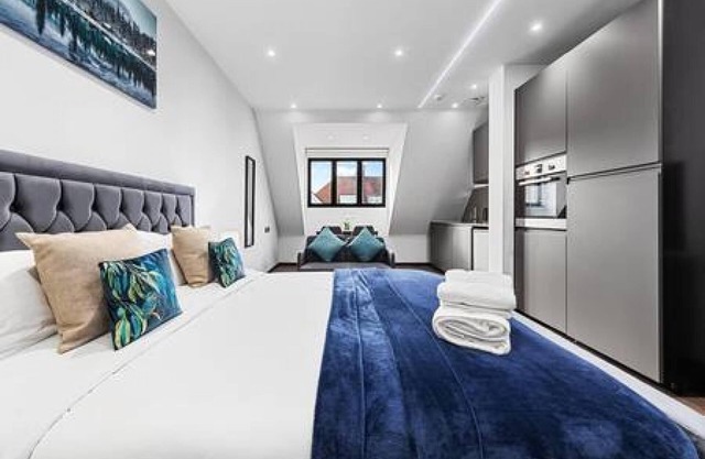 Stylish King Size Bed Studio Near Central London