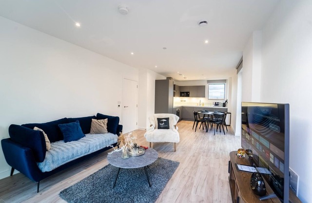 “Stylish Luxury Apartment in Royal Wharf – Steps from Top Transport Links!”