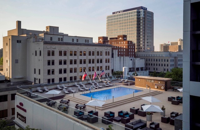 Elegante Midtown King Studio | Desayuno gratis + acceso estacional a la piscina