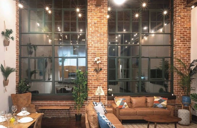 Stylish mill loft w/ 2 king beds, gym & pool