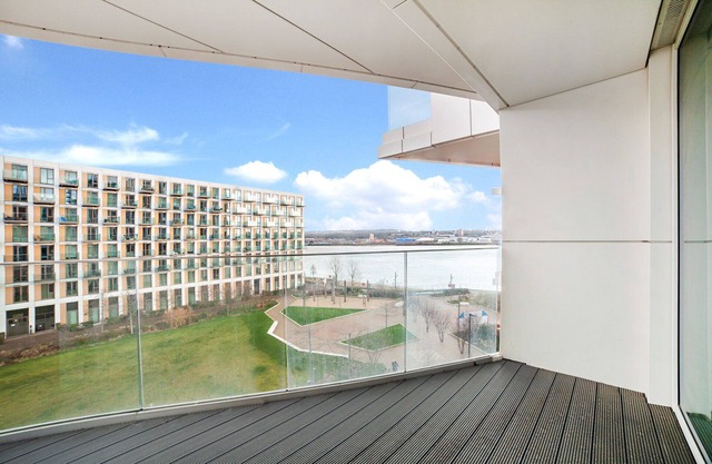 Stylish, Modern 2 Bed/2Bath next to Canary Wharf and City Airport!!