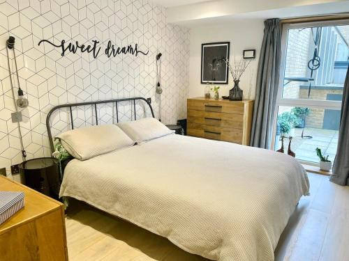 Stylish & Modern 2-Bed London Apartment with Private Terrace