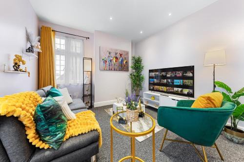 Stylish & Modern 2-Bedroom London Hideaway - King Bed- Sleeps 6 - Parking Available - Instant Book - 20 Percent Off Long Stays!