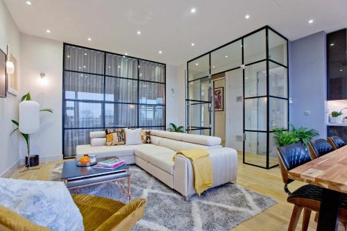 Stylish Penthouse with City Views/balcony AC