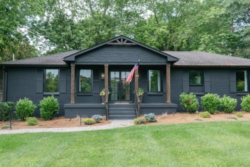Stylish Private Home 1 mile from Downtown Franklin
