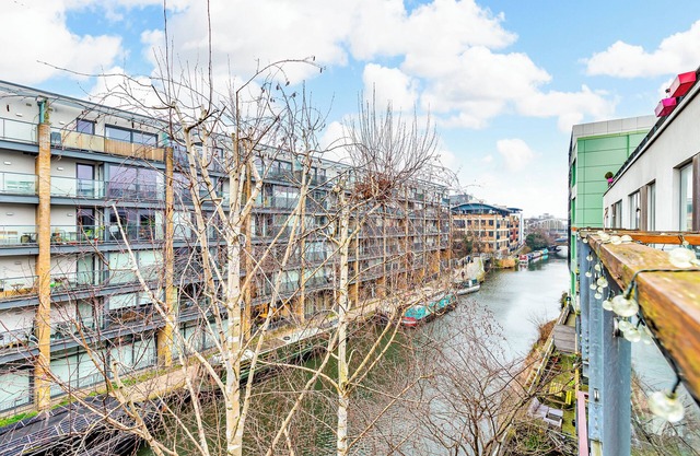 Stylish Shoredtich Flat with Parking + Canal Views