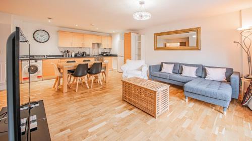 Stylish Spacious 3 Bed Home 5min walk from station