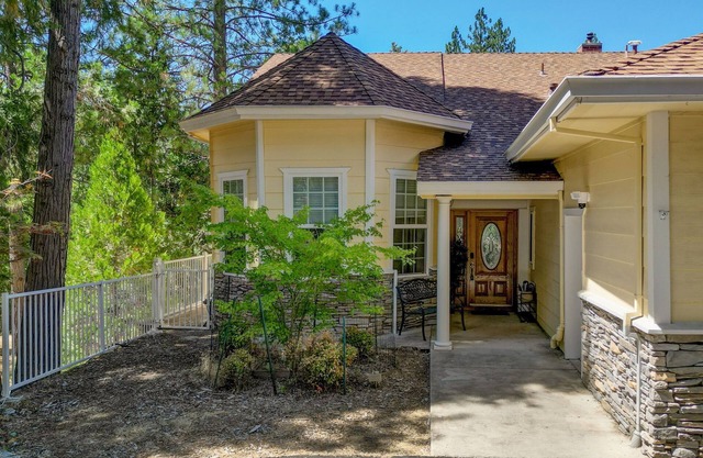 Stylish & spacious 6-bedroom house with game room near lake & Yosemite