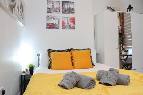 Stylish studio - private bathroom, 15mins to Central London!