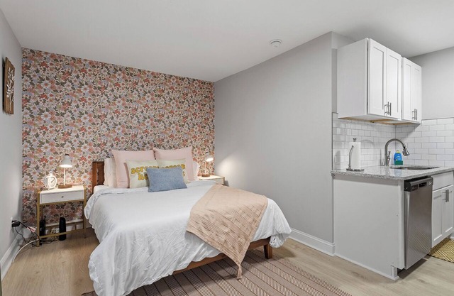 Stylish studio ~ Self Check-In & Fast WiFi Near Downtown Raleigh