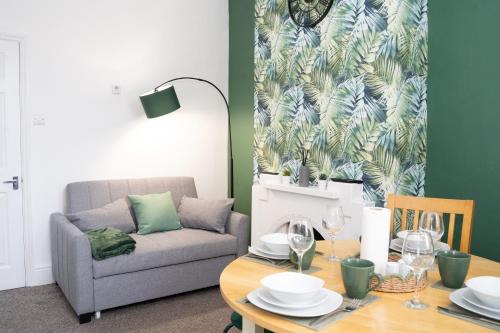 Stylish Swindon Town Centre Apartment, FREE parking, sleeps up to 3