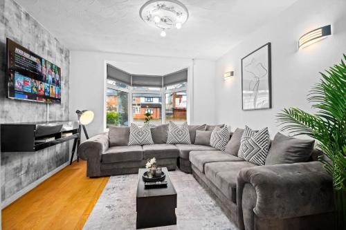 Stylish Three Bedroom House - Accommodates 7 - Parking Available - Garden - Recently Renovated - Top Rated - 162S