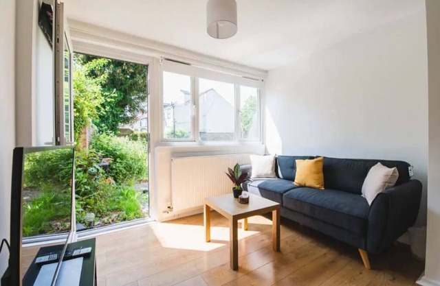 Stylish & Tranquil Flat with Excellent Connections
