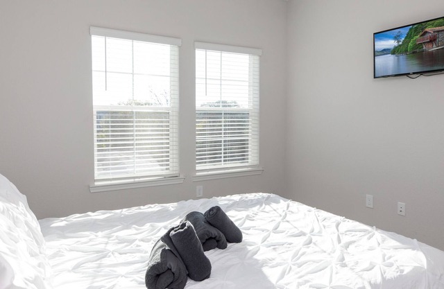 Stylish Uptown Loft 5 mins to Panthers Stadium, Convention Center 8305