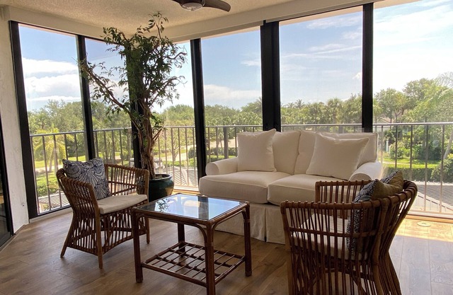 Stylish Vero Retreat -- Minutes from downtown with Moorings private beach access