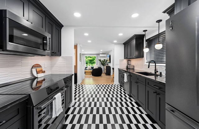 Stylish West Seattle Home with Luxury Accomodations & Fun Amenities!