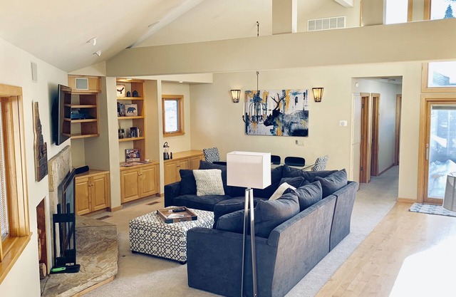 Elegante y renovada casa de Sun Valley cerca de todo con jacuzzi privado.