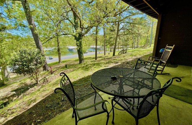 SU1, King Studio with king bed, dining area, sleeper sofa and lake view patio Hotel Room